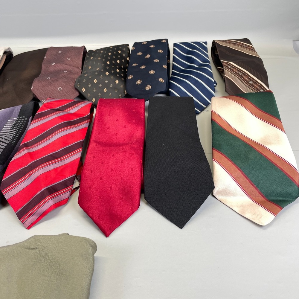 Lot of 18 Mens Neck Ties Mixed Patterns Colors Varied Lengths‎ Widths - Vintage - Picture 4 of 6
